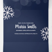 Moderne Sweet 16 Scattered Snowflakes Bokeh Lights Drieluik Uitnodiging (Binnenkant midden)