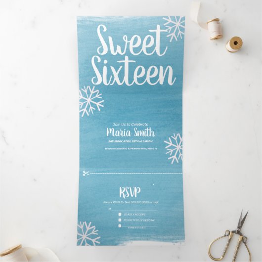 Moderne Sweet 16 Scattered Snowflakes Waterverf Drieluik Uitnodiging (Binnen)