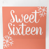 Moderne Sweet 16 Verspreide Sneeuwvlokken Drieluik Uitnodiging (Binnenzijde eerst)