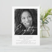 Moderne tachtig foto verjaardagsfeest uitnodiging (Staand voorkant)