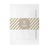 Moderne tans en witte strepen met Names Wedding Uitnodigingen Wikkel (Voorkant Voorbeeld)