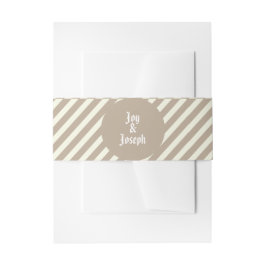 Moderne tans en witte strepen met Names Wedding Uitnodigingen Wikkel