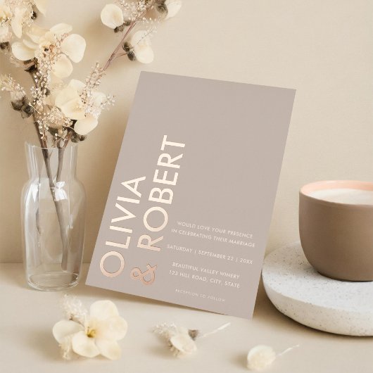 Moderne Taupe Beige Bold Minimalistische Bruiloft Folie Uitnodiging