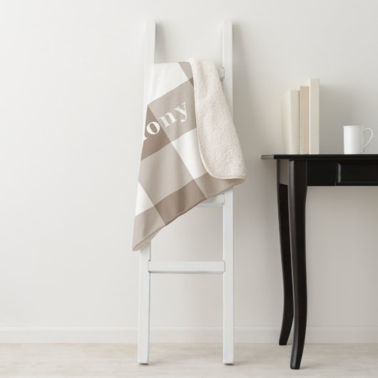 Moderne Taupe Gingham Patroon Monogram Naam Sherpa Deken (In situ)