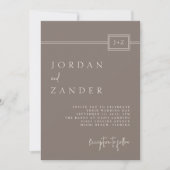 Moderne Taupe Minimalistische Monogram Wedding QR- Kaart (Voorkant)