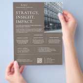 Moderne Taupe QR Code Professionele Consultant Flyer (Hand)
