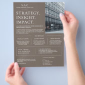 Moderne Taupe Zakelijk Adviseur Flyer (Hand)