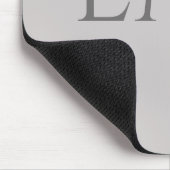 Moderne Taupegrijze Monogram-werkruimteaccent Muismat (Hoek)