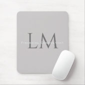 Moderne Taupegrijze Monogram-werkruimteaccent Muismat (Met muis)