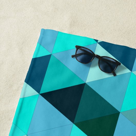 Moderne Teal Turquoise Geometrische Driehoeken Pat Strandlaken (In situ)