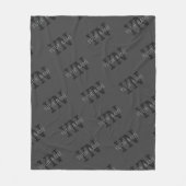 Moderne Tegel Donkergrijze Monogram Naam/Andere Te Fleece Deken (Voorkant)