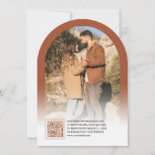 Moderne Terracotta Boog Foto QR Code Trouwen Kaart (Achterkant)