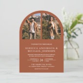 Moderne Terracotta Boog Foto QR Code Trouwen Kaart (Staand voorkant)