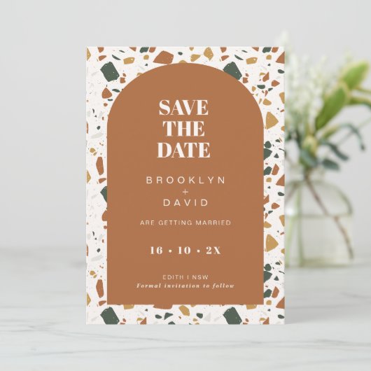 Moderne terracotta boog terrazzo Bewaar de datum K Kaart (Staand voorkant)