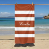 Moderne terracotta bruin gestreept naam strandlaken