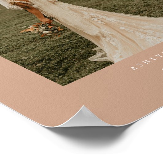 Moderne Terracotta Foto Boog Bruidspaar Poster (Hoek)