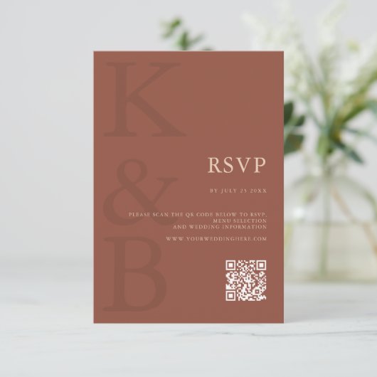Moderne Terracotta Monogram Minimalistische Huweli RSVP Kaartje (Staand voorkant)