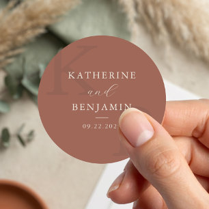 Moderne Terracotta Monogram Minimalistische Trouw Ronde Sticker