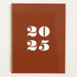 Moderne terracotta op maat jaar stijlvolle typogra planner<br><div class="desc">Minimalistische terracotta en wit modern vet stijlvol typografie nummers op maat jaar Planner. Aangepaste witte tekst,  cijfers,  terracotta effen achtergrond. U kunt het personaliseren met uw initialen,  monogram,  jaar,  enz. of gewoon verwijderen van de tekst,  en laat de effen effen zwarte kleur.</div>