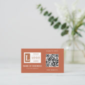 Moderne Terracotta QR Code Minimalistische Aangepa Visitekaartje (Staand voorkant)