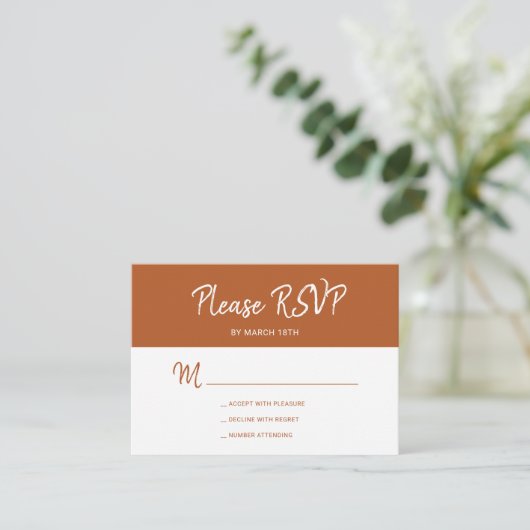 Moderne terracotta script bruiloft RSVP Informatiekaartje (Staand voorkant)