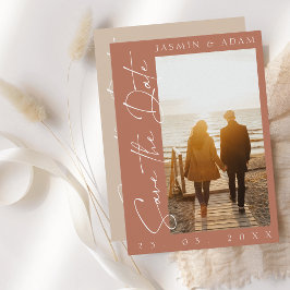 Moderne Terracotta Script Foto Bruiloft Save The Date