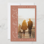 Moderne Terracotta Script Foto Bruiloft Save The Date (Voorkant)
