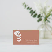 Moderne Terracotta Witte Orchidee QR Code Bloem Visitekaartje (Staand voorkant)
