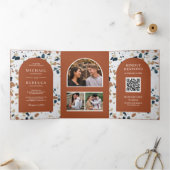 Moderne Terrazzo Terracotta Boog QR Code Trouwen Drieluik Uitnodiging (Binnen)