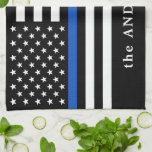 Moderne Thin Blue Line Personalized Name Police Theedoek<br><div class="desc">Thin Blue Line Flag keukenhanddoek - Amerikaans vlagontwerp in de kleuren van de vlag van de politie, modern zwart blauw ontwerp. Ideaal voor alle politieagenten, politiemoeders en politieechtgenote. Personaliseer de naam van de politieagent, het nummer van de badge of de familienaam. Deze dunne blauwe handdoek is perfect voor een geschenk...</div>