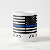 Moderne Thin Blue Line Personalized politieman Grote Koffiekop (Voorkant)