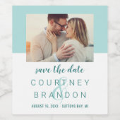 Moderne Tiffanyblauw Groene Trouwfoto Save the Dat Wijn Etiket (Enkel label)