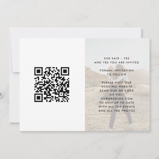 Moderne TREND ELEGANT Text QR CODE Two Photo Save The Date (Achterkant)