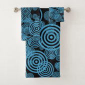 Moderne, trendy blauwe cirkels op zwart bad handdoek (Insitu)