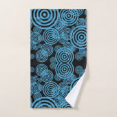 Moderne, trendy blauwe cirkels op zwart bad handdoek (Handdoek)
