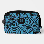 Moderne, trendy blauwe cirkels op zwart monogram toilettasje (Voorkant)