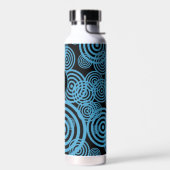 Moderne, trendy blauwe cirkels op zwart monogram waterfles (Links)