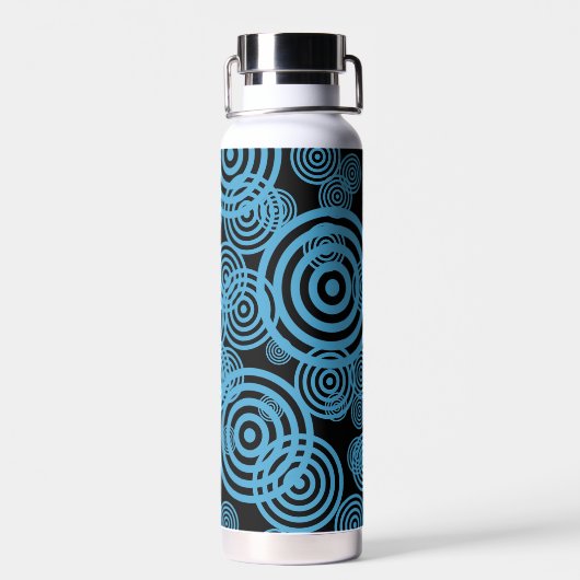 Moderne, trendy blauwe cirkels op zwart monogram waterfles (Achterkant)