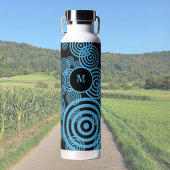 Moderne, trendy blauwe cirkels op zwart monogram waterfles