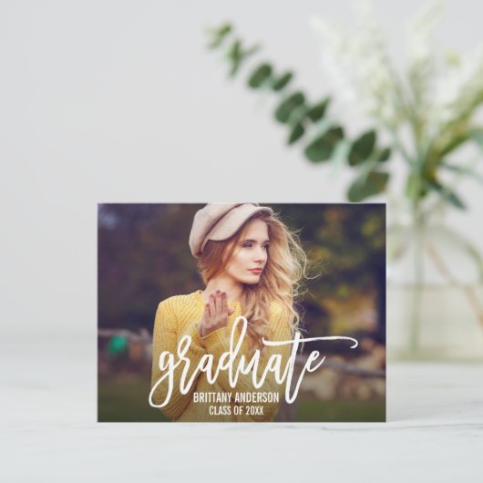 Moderne Trendy Borstel Script Foto Graduation Part Uitnodiging Briefkaart (Staand voorkant)