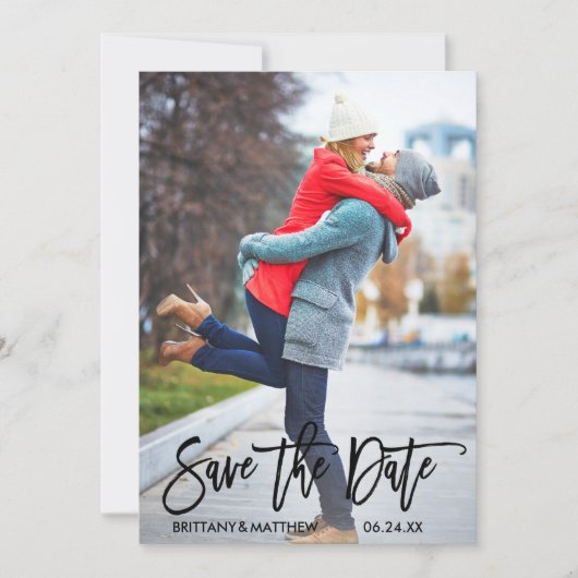 Moderne Trendy Brush Script Couple Foto Save The Date (Voorkant)