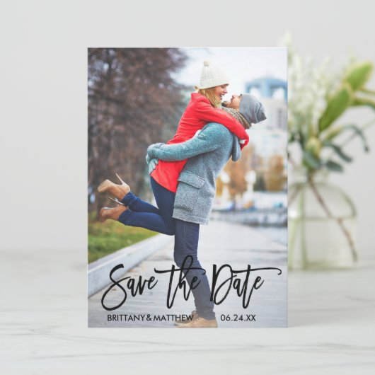 Moderne Trendy Brush Script Couple Foto Save The Date (Staand voorkant)