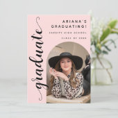 Moderne trendy chique script roze afstudeerfeest kaart (Staand voorkant)
