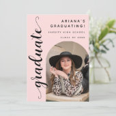 Moderne trendy chique script roze afstudeerfeest kaart (Staand voorkant)