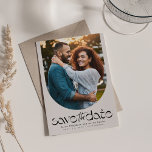 Moderne trendy gebogen foto save the date<br><div class="desc">Deze eenvoudige maar stijlvolle en trendy foto om de datumkaart op te slaan is de perfecte manier om je verloving en aanstaande bruiloft aan te kondigen. De voorkant van deze verticale save the date is voorzien van een foto in een gebogen vorm, samen met een unieke "save the date" type...</div>