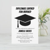 Moderne trendy grappige afstudeeruitnodigingen kaart (Staand voorkant)