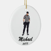 Moderne trendy ijshockeyscheidsrechter gepersonali keramisch ornament (Rechts)