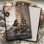 Moderne Trendy Kerst Paar Foto Feestdagenkaart<br><div class="desc">Een trendy urban modern vakantie foto plat wenskaart met een paar foto en naam met een eenvoudige minimale achtergrond met string verlichting en vakantieboom. Rokerige neutrale kleuren. Deze foto is een plaatsaanduiding die vervangen moet worden door je eigen creatieve vakantiefoto.</div>