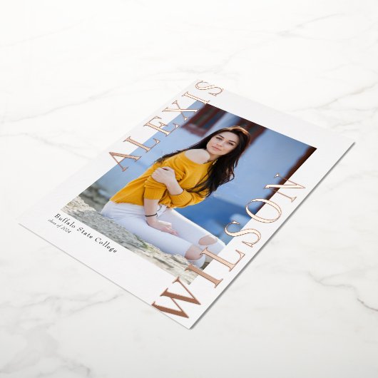 Moderne trendy minimalistische Afstuderen uitnodig Folie Uitnodiging (Gedraaid)