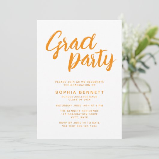 Moderne trendy Oranje Brush Script Graduation Part Kaart (Staand voorkant)